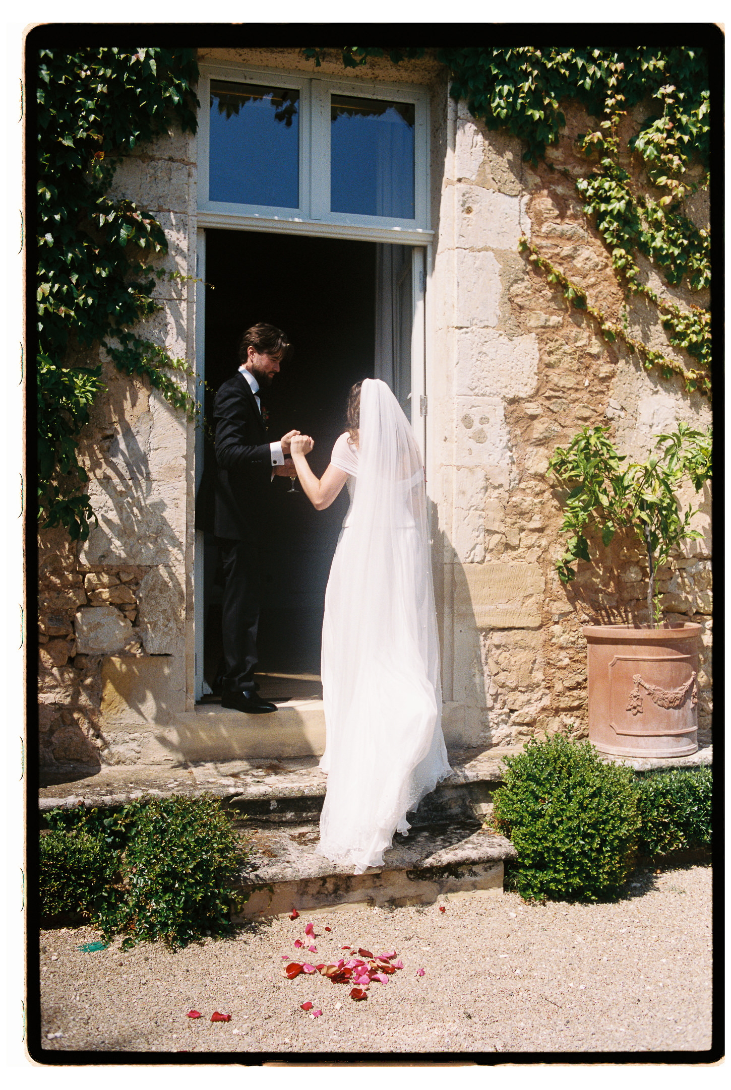 LOUISE WAYNE PREVIEW WEDDING FILM PHOTOGRAPHY CHATEAU DE CAZENAC 002