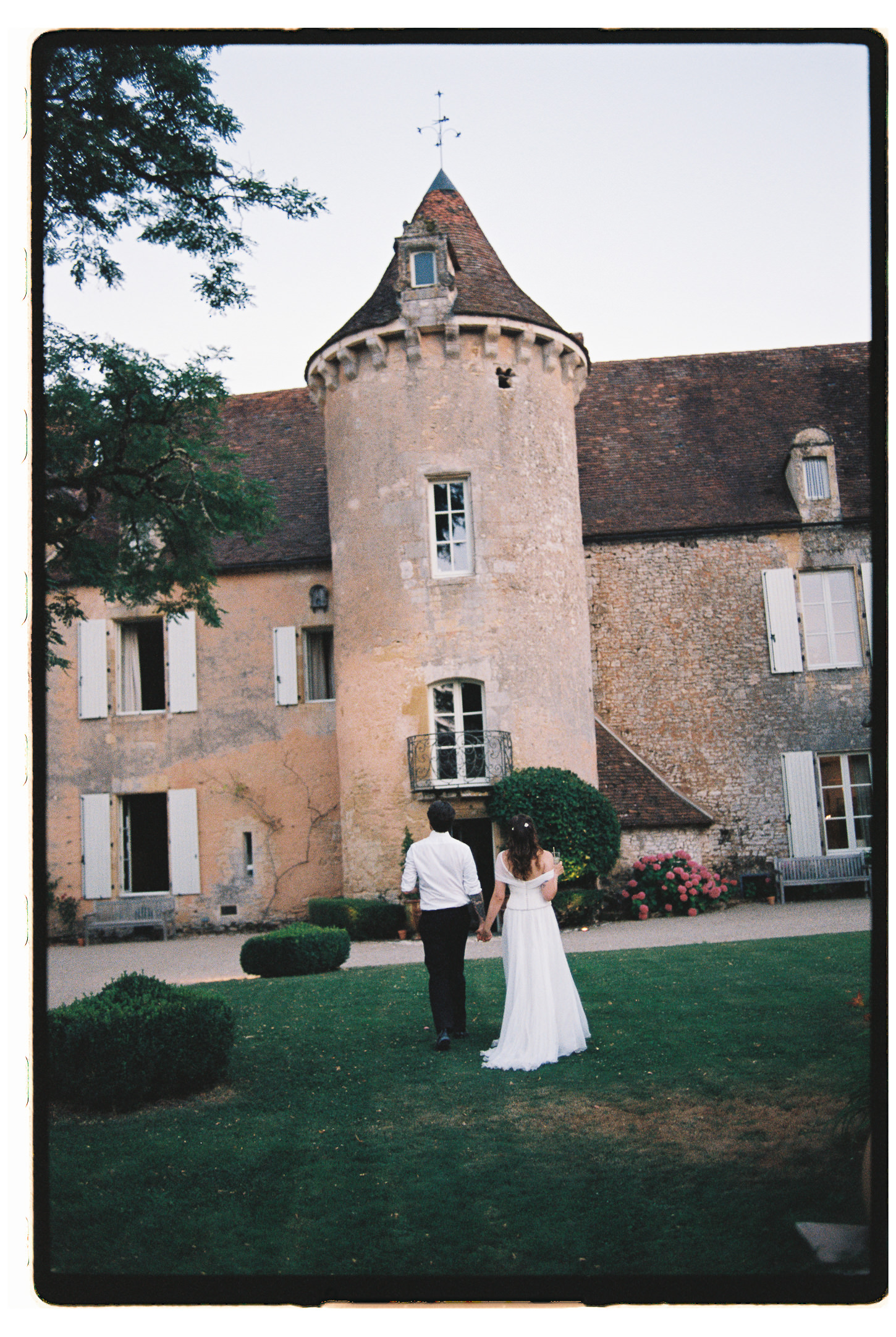 LOUISE WAYNE PREVIEW WEDDING FILM PHOTOGRAPHY CHATEAU DE CAZENAC 006