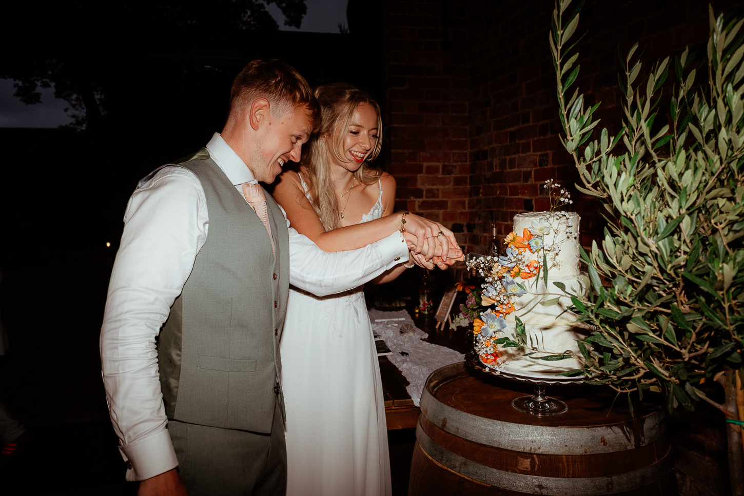 JOSIE KIERAN THE RIDGEWAY BARNS WILTSHIRE WEDDING PHOTOGRAPHY 033